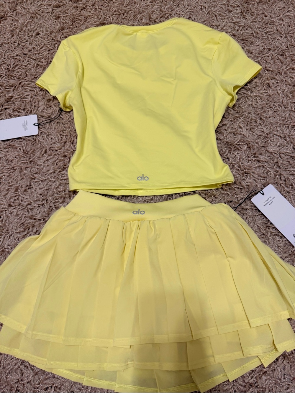 Alo Yoga Set - Double Or Nothing Tennis Skirt XS & Crop Finesse Short Sleeve M - Picture 5 of 7